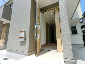 座間市入谷東新築分譲住宅の玄関